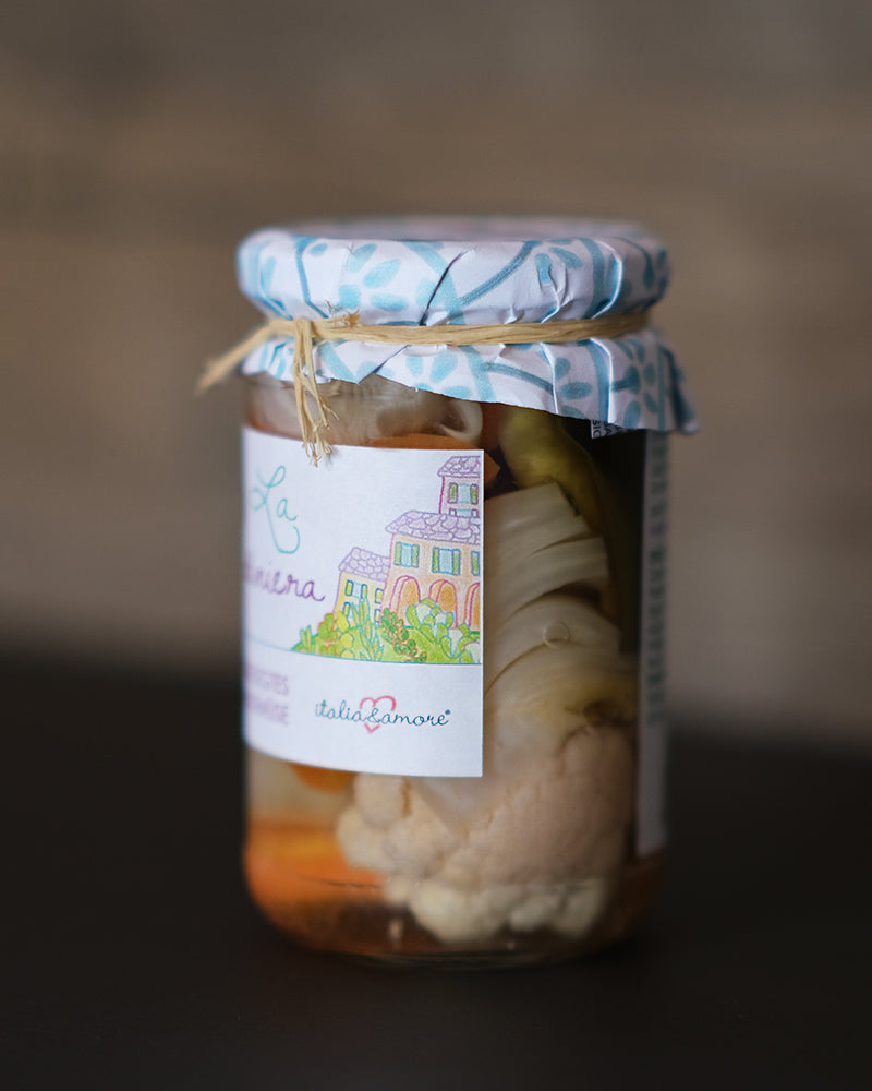 Bunter Gemüsemix bestehend aus Trombetta-Zucchini (eine besondere Sorte, die in Ligurien beheimatet ist), Karotten, Blumenkoh und Paprika. Der eingelegter Gemüsemix eignet sich hervorragend als Antipasto. Jetzt im Onlineshop Feinkost Monaco bestellen! Füllmenge 310g.