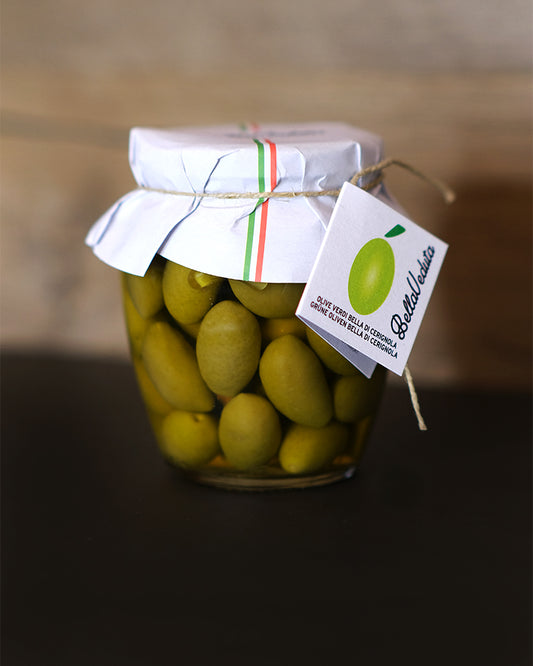 Die grünen Oliven „Bella di Cerignola” werden von Hand geerntet, wenn sie den optimalen Reifezustand erreicht haben. Im Biss sind sie knackig und das Aroma ist sehr frisch. Sie werden in einer milden Salzlake eingelegt. Jetzt im Onlineshop Feinkost Monaco bestellen! Füllmenge 550g.