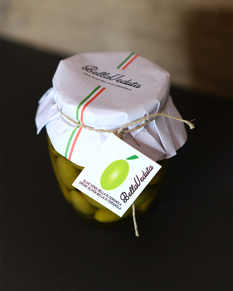 Die grünen Oliven „Bella di Cerignola” werden von Hand geerntet, wenn sie den optimalen Reifezustand erreicht haben. Im Biss sind sie knackig und das Aroma ist sehr frisch. Sie werden in einer milden Salzlake eingelegt. Jetzt im Onlineshop Feinkost Monaco bestellen! Füllmenge 550g.