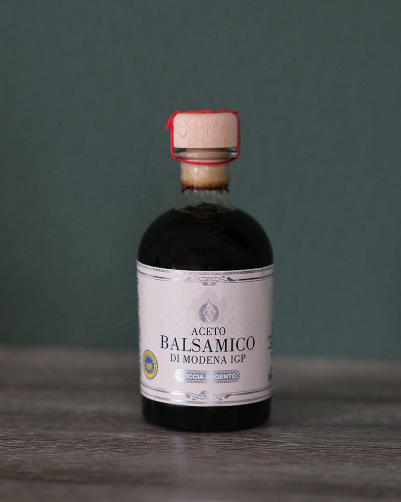 Aceto Balsamico oder Balsamico-Essig ist ein typischer Essig aus der italienischen Provinz Modena bzw. der Region Emilia Romagna und wird schon seit dem Jahr 1046 n. Chr. hergestellt.