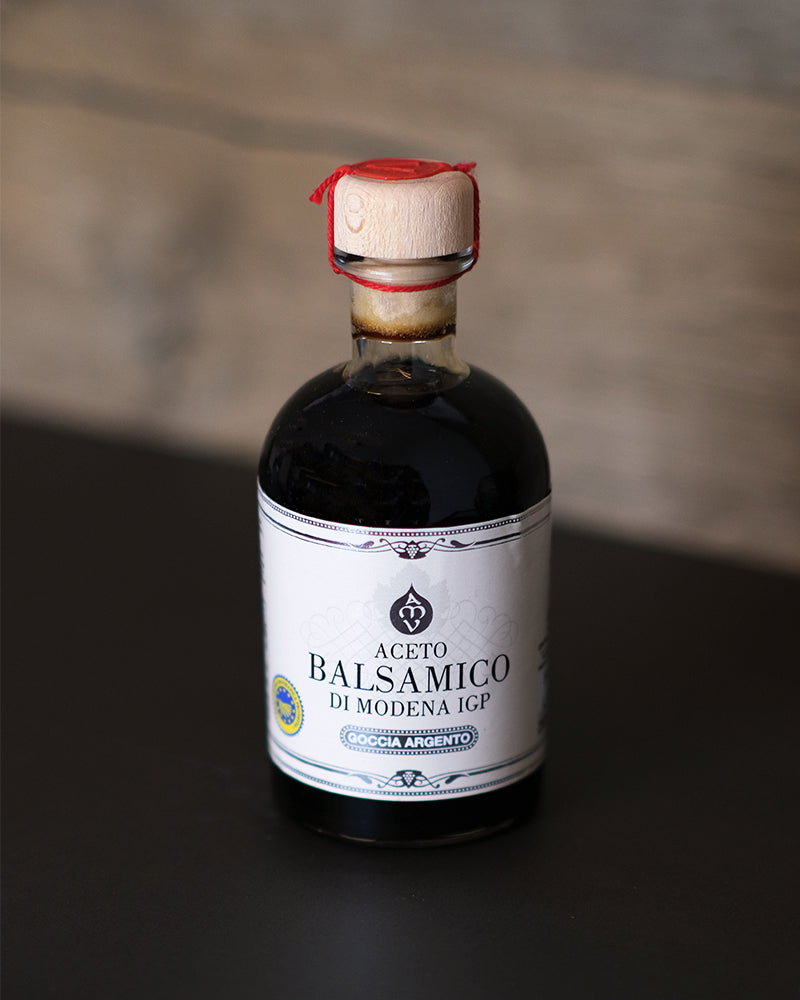 Aceto Balsamico oder Balsamico-Essig ist ein typischer Essig aus der italienischen Provinz Modena bzw. der Region Emilia Romagna und wird schon seit dem Jahr 1046 n. Chr. hergestellt.