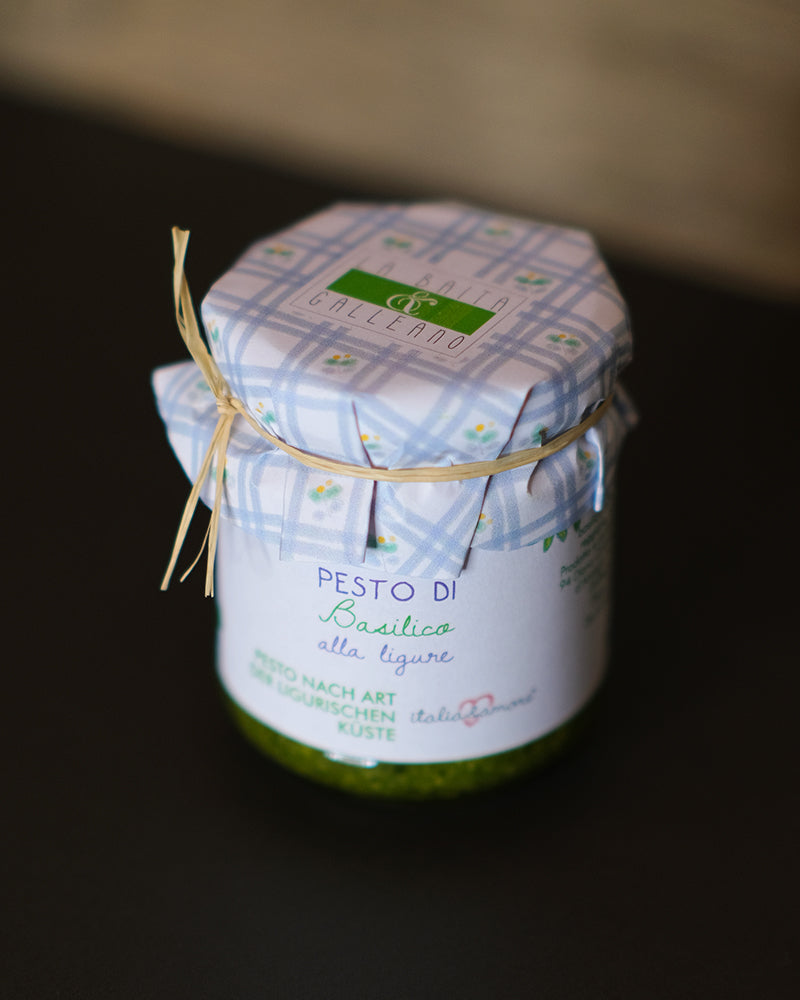 Für die Herstellung vom Basilikumpesto "alla Ligure" werden weder Farbstoffe, Konservierungsstoffe oder andere chemische Zusätze verwendet. Das hochwertige Pesto ist durch Zugabe von Olivenöl im Kühlschrank länger ein Monat nach der Öffnung haltbar. Füllmenge 170g