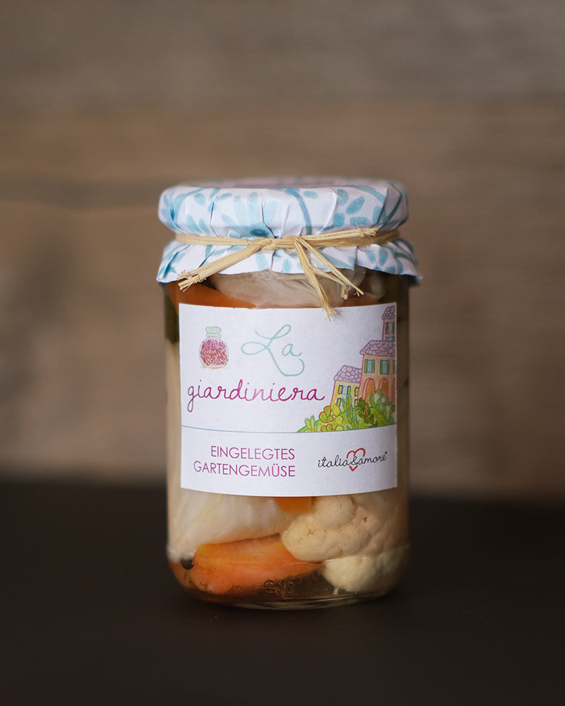 Bunter Gemüsemix bestehend aus Trombetta-Zucchini (eine besondere Sorte, die in Ligurien beheimatet ist), Karotten, Blumenkoh und Paprika. Der eingelegter Gemüsemix eignet sich hervorragend als Antipasto. Jetzt im Onlineshop Feinkost Monaco bestellen! Füllmenge 310g. 